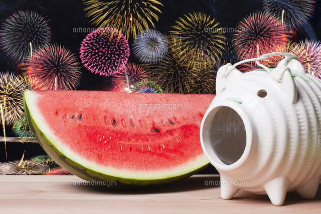 スイカと花火 の写真素材 イラスト素材 アマナイメージズ
