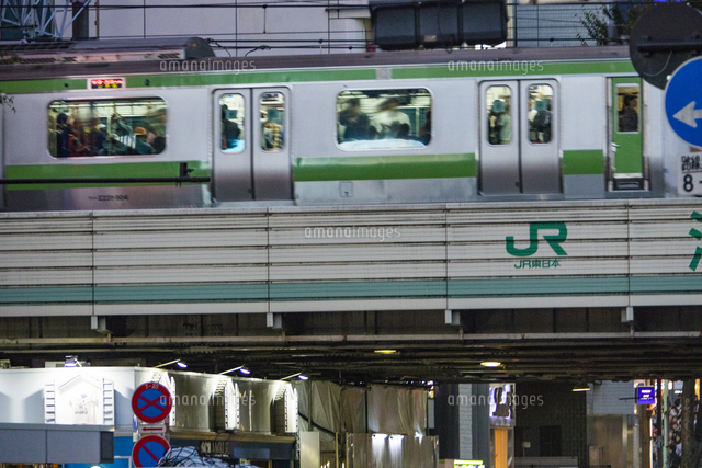 渋谷駅を通過する山手線 の写真素材 イラスト素材 アマナイメージズ