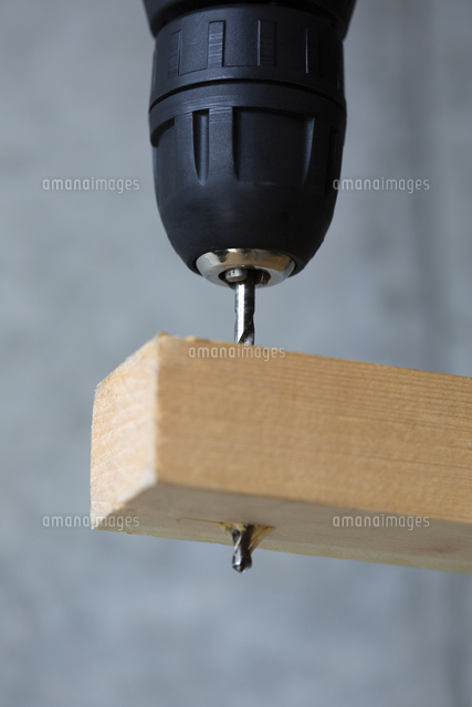 木材を貫通する釘 の写真素材 イラスト素材 アマナイメージズ