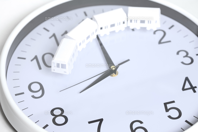 ペーパークラフトの電車と時計 の写真素材 イラスト素材 アマナイメージズ