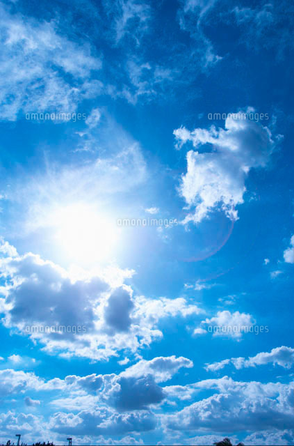 太陽の光と雲 の写真素材 イラスト素材 アマナイメージズ