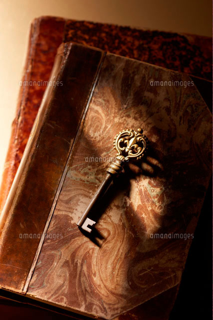 アンティークの鍵と古本 の写真素材 イラスト素材 アマナイメージズ