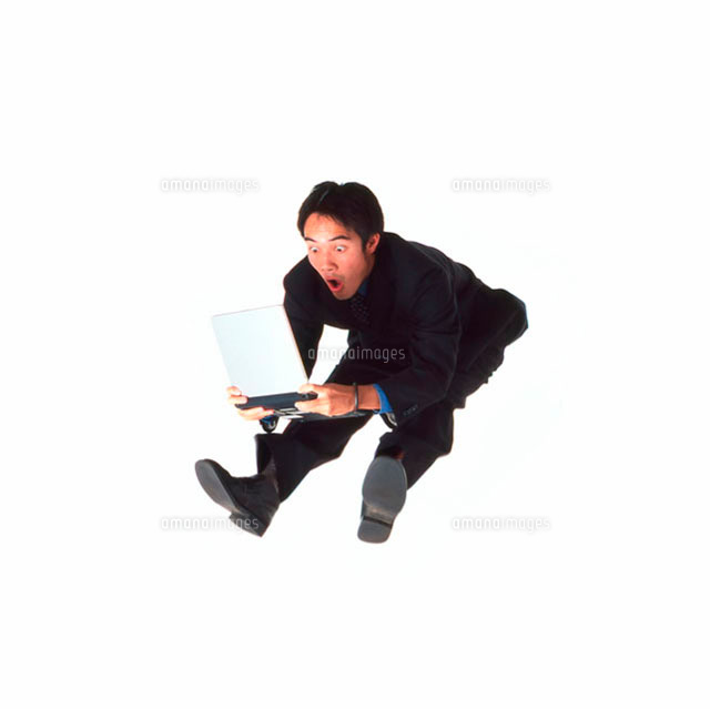 パソコンを持ってジャンプするビジネスマン の写真素材 イラスト素材 アマナイメージズ