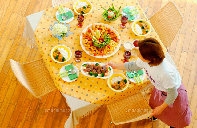 料理をテーブルに並べる女性 俯瞰 の写真素材 イラスト素材 アマナイメージズ