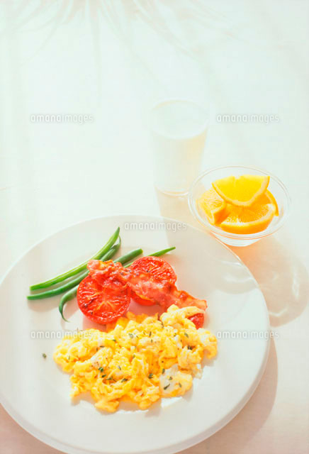 スクランブルエッグとフルーツとミルク の写真素材 イラスト素材 アマナイメージズ