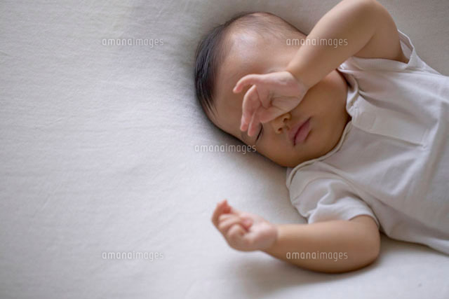 眠りながら目元をこする日本人の赤ちゃん の写真素材 イラスト素材 アマナイメージズ