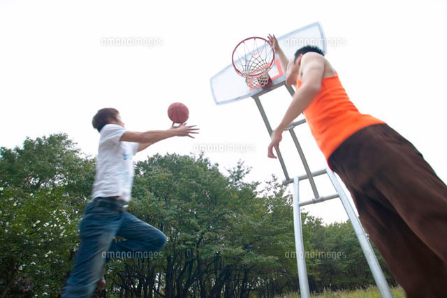 バスケットボールをする若者達 の写真素材 イラスト素材 アマナイメージズ