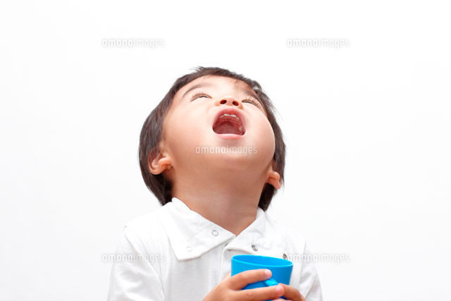 うがいをする男の子 の写真素材 イラスト素材 アマナイメージズ