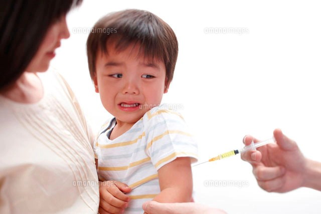 注射を打たれる子どもを抱く母親と医者 の写真素材 イラスト素材 アマナイメージズ