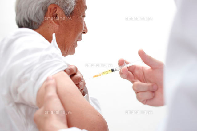 注射を打たれる女性と医者 の写真素材 イラスト素材 アマナイメージズ