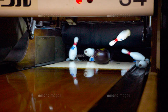 飛び跳ねるボーリングのピン の写真素材 イラスト素材 アマナイメージズ 飛び跳ねるボーリングのピン の写真素材 イラスト素材 アマナイメージズ