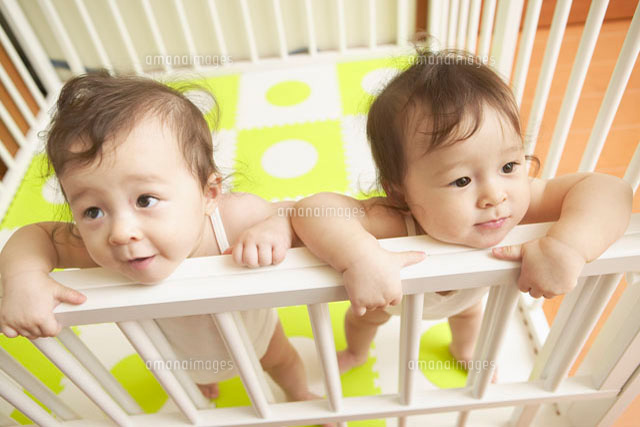 ベッドの上の双子の赤ちゃん の写真素材 イラスト素材 アマナイメージズ