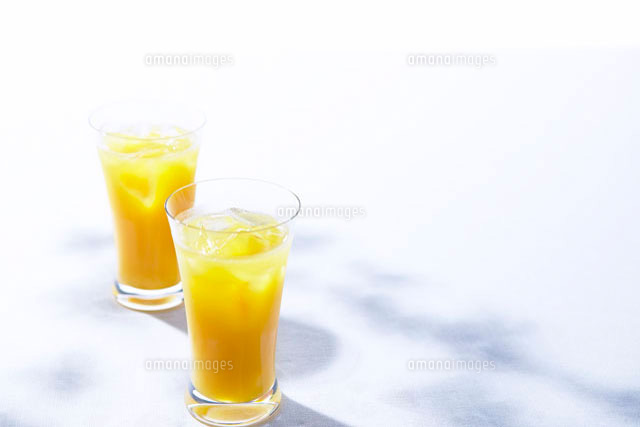 氷入りオレンジジュース の写真素材 イラスト素材 アマナイメージズ