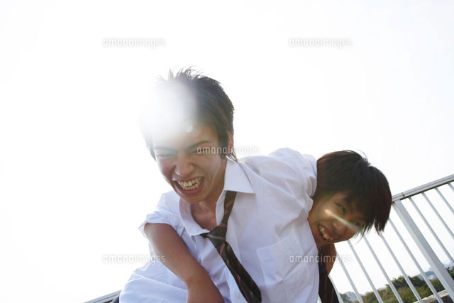 ふざけて遊ぶ男子高校生 の写真素材 イラスト素材 アマナイメージズ