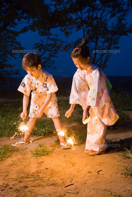 線香花火をする子ども達 の写真素材 イラスト素材 アマナイメージズ
