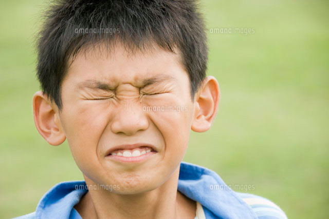 顔をゆがめた男の子 の写真素材 イラスト素材 アマナイメージズ