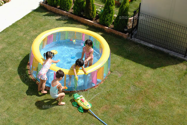 プールで水遊びをする子ども達 の写真素材 イラスト素材 アマナイメージズ