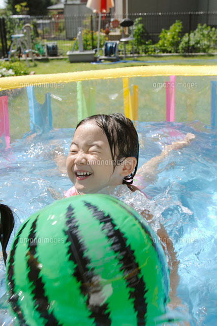 プールで水遊びをする女の子 の写真素材 イラスト素材 アマナイメージズ
