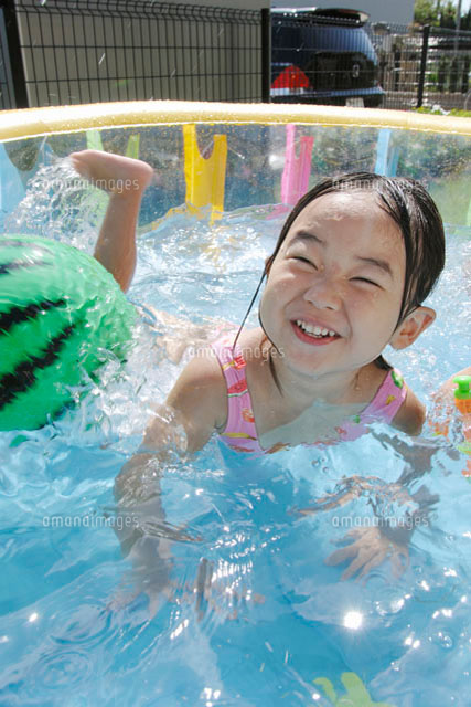プールで水遊びをする女の子 の写真素材 イラスト素材 アマナイメージズ