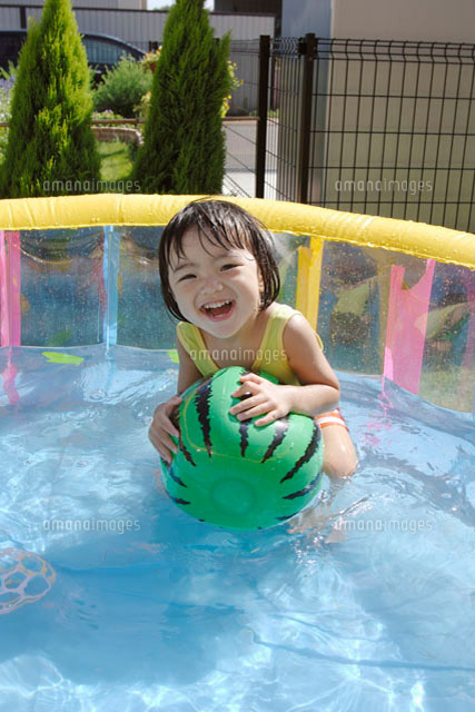 プールで水遊びをする子ども の写真素材 イラスト素材 アマナイメージズ