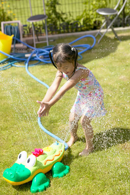 水遊びをする女の子 の写真素材 イラスト素材 アマナイメージズ
