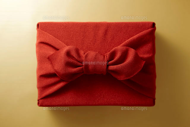 赤い風呂敷に包まれた手土産 の写真素材 イラスト素材 アマナイメージズ