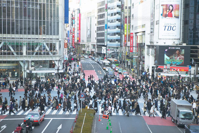 渋谷ビル群とスクランブル交差点を渡る人々 の写真素材 イラスト素材 アマナイメージズ