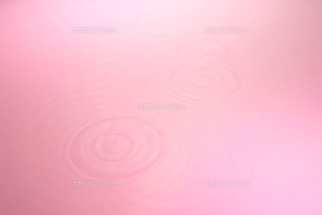 ピンクの水の波紋 の写真素材 イラスト素材 アマナイメージズ