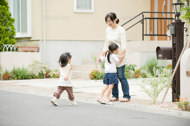 お母さんに抱きつく姉妹 の写真素材 イラスト素材 アマナイメージズ
