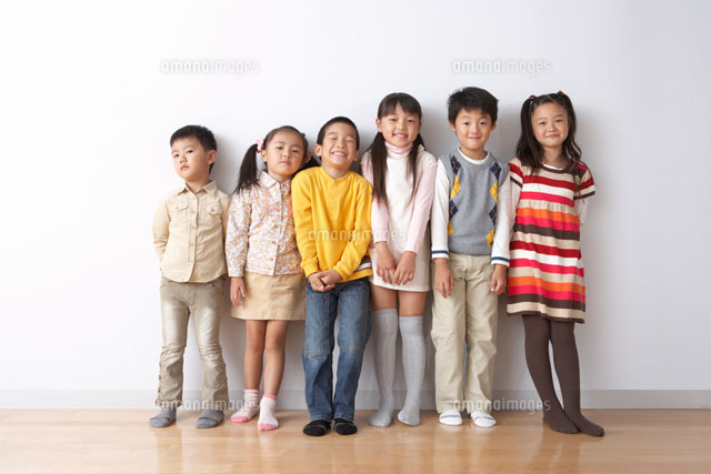 一列に並ぶ子ども達 の写真素材 イラスト素材 アマナイメージズ 一列に並ぶ子ども達 の写真素材 イラスト素材 アマナイメージズ