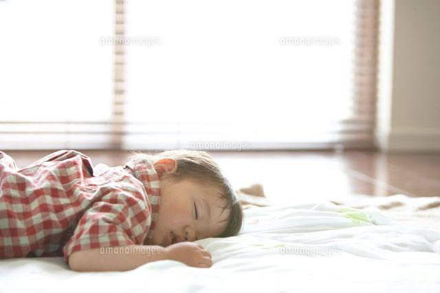 リビングの床で寝る幼児 の写真素材 イラスト素材 アマナイメージズ