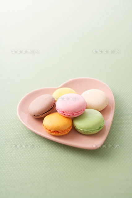ハートのお皿の上のカラフルなマカロン の写真素材 イラスト素材 アマナイメージズ