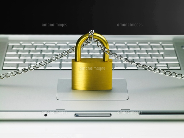 ノートパソコンと南京錠とチェーンでセキュリティーを掛ける の写真素材 イラスト素材 アマナイメージズ