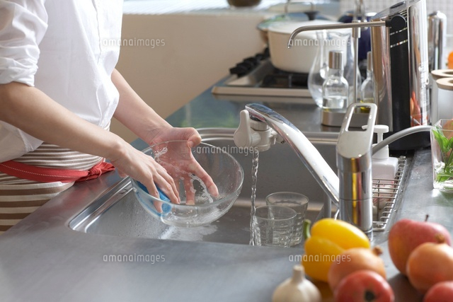キッチンで洗い物をする女性の手 の写真素材 イラスト素材 アマナイメージズ