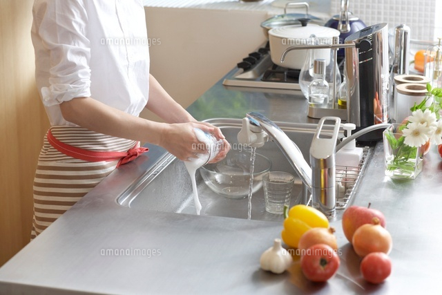 キッチンで洗い物をする女性の手 の写真素材 イラスト素材 アマナイメージズ キッチンで洗い物をする女性の手 の写真素材 イラスト素材 アマナイメージズ