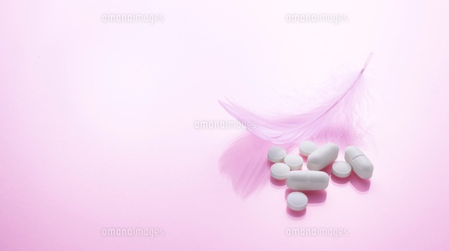 ピンクバックに羽と白い錠剤 の写真素材 イラスト素材 アマナイメージズ