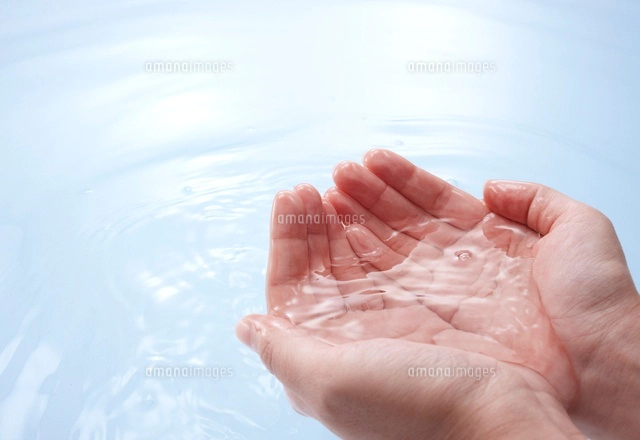 水をすくう女性の手 の写真素材 イラスト素材 アマナイメージズ