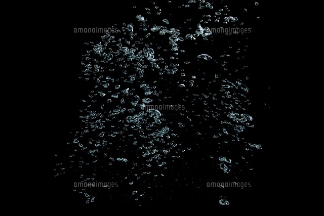 黒い背景に沢山の泡[10132107676]の写真・イラスト素材｜アマナイメージズ