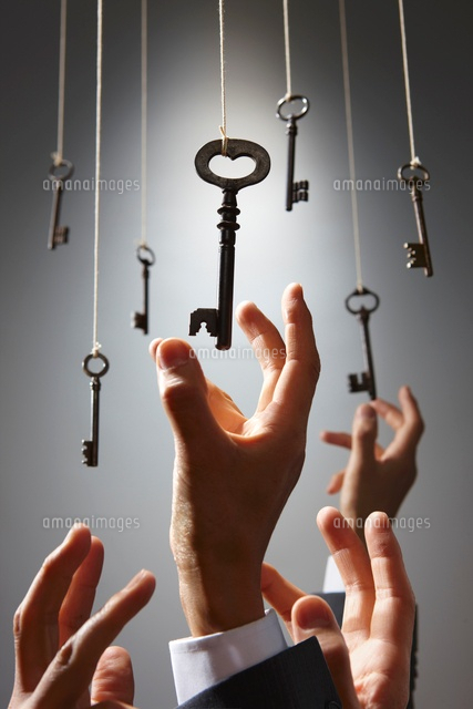 吊るされた沢山の鍵をつかもうとするビジネスマン達 の写真素材 イラスト素材 アマナイメージズ 吊るされた沢山の鍵をつかもうとするビジネスマン達 の写真素材 イラスト素材 アマナイメージズ