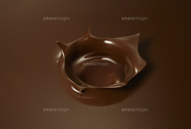 チョコレートの液体の中にしずくが落ちた の写真素材 イラスト素材 アマナイメージズ