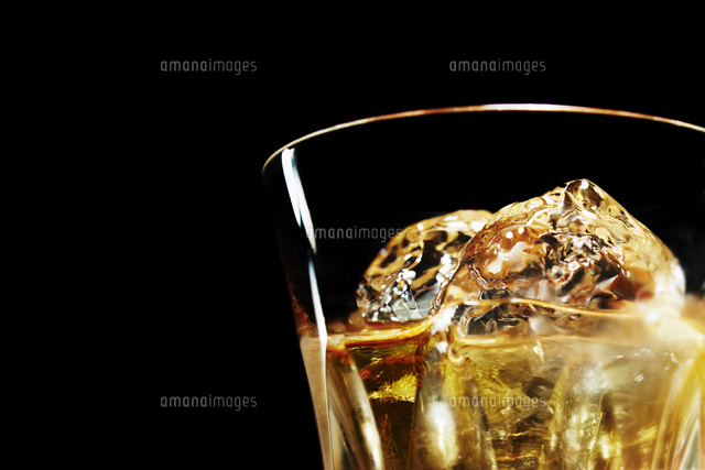 横から見た琥珀色に輝くグラスに入ったロックのウィスキー の写真素材 イラスト素材 アマナイメージズ