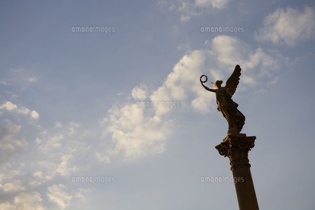 プラハカレル橋付近の勝利の女神ニケの像と夕暮れの空 の写真素材 イラスト素材 アマナイメージズ