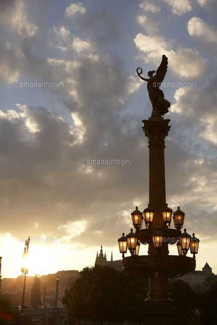 夕暮れの空とプラハカレル橋付近の勝利の女神ニケの像 の写真素材 イラスト素材 アマナイメージズ