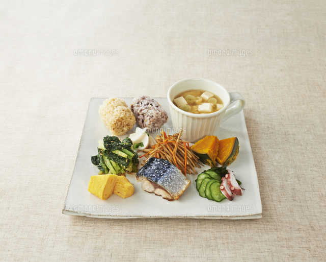 玄米おにぎりと野菜が沢山の健康な食事のワンプレート の写真素材 イラスト素材 アマナイメージズ