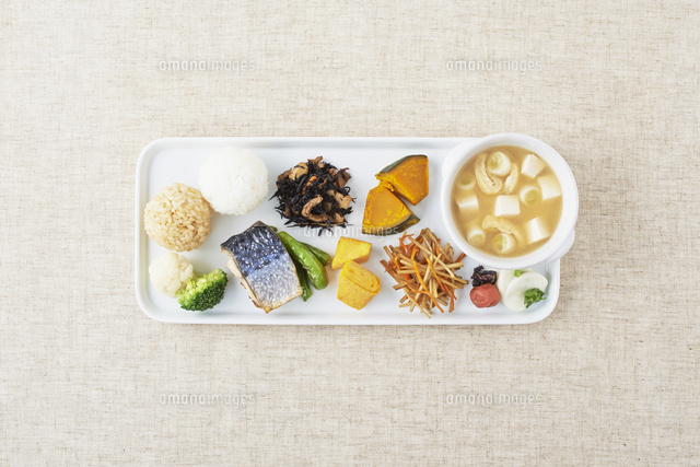 玄米おにぎりと野菜が沢山の健康な食事のワンプレート の写真素材 イラスト素材 アマナイメージズ