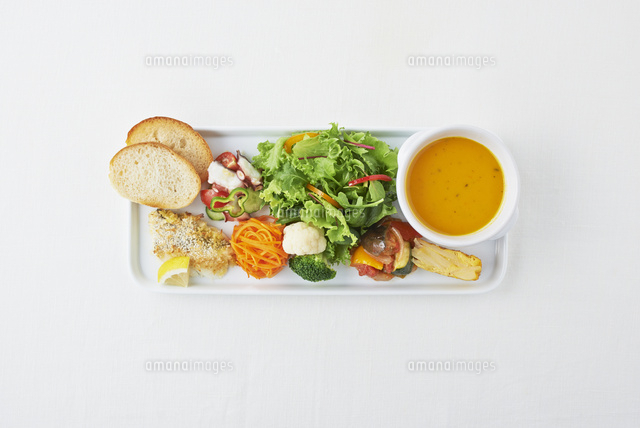 野菜が沢山の健康な食事のワンプレート の写真素材 イラスト素材 アマナイメージズ