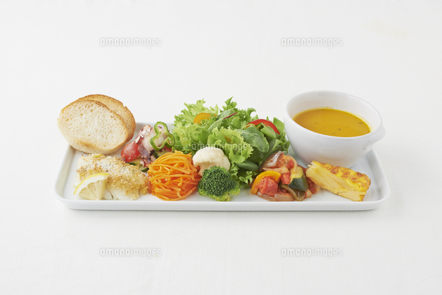 野菜が沢山の健康な食事のワンプレート の写真素材 イラスト素材 アマナイメージズ