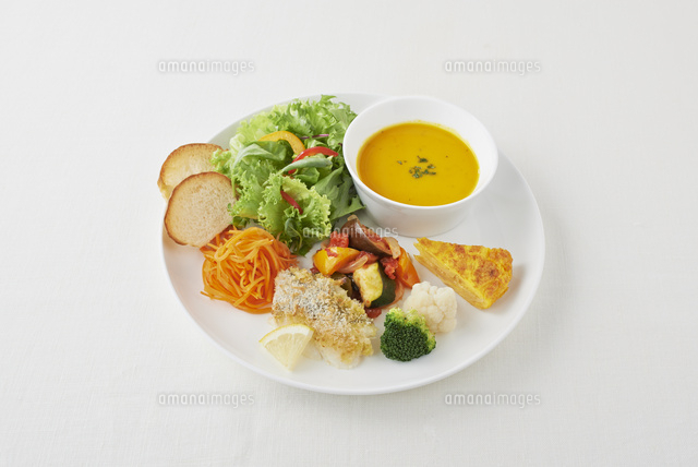 野菜が沢山の健康な食事のワンプレート の写真素材 イラスト素材 アマナイメージズ
