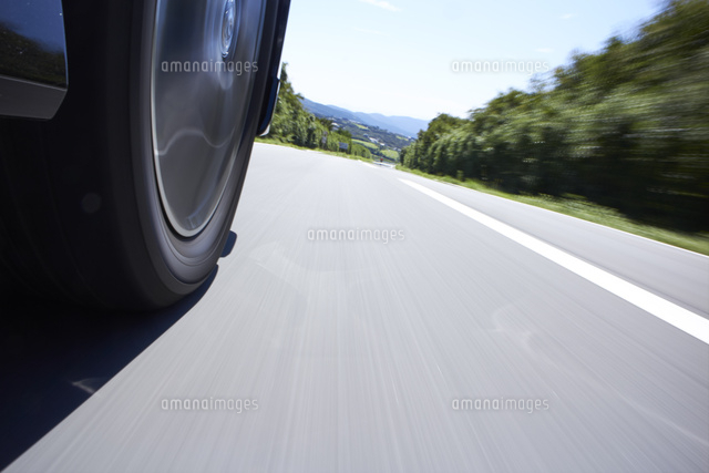 スピード感のある道路と車 の写真素材 イラスト素材 アマナイメージズ