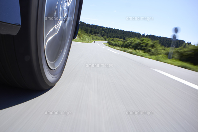 スピード感のある道路と車 の写真素材 イラスト素材 アマナイメージズ